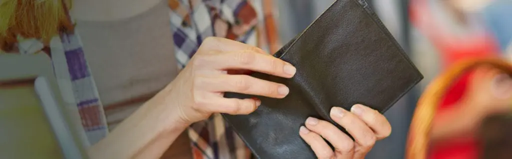 Žena sahající do peněženky