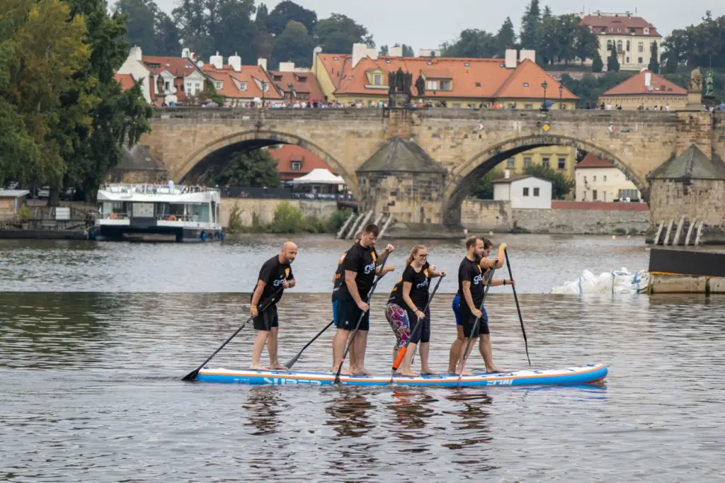 Zaměstnanci Up na paddleboardu