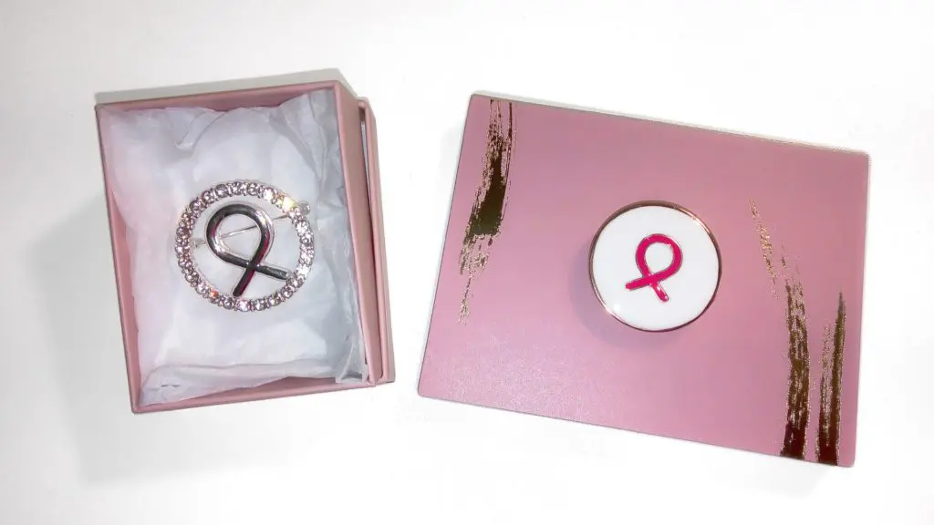 růžová sponka na oblečení