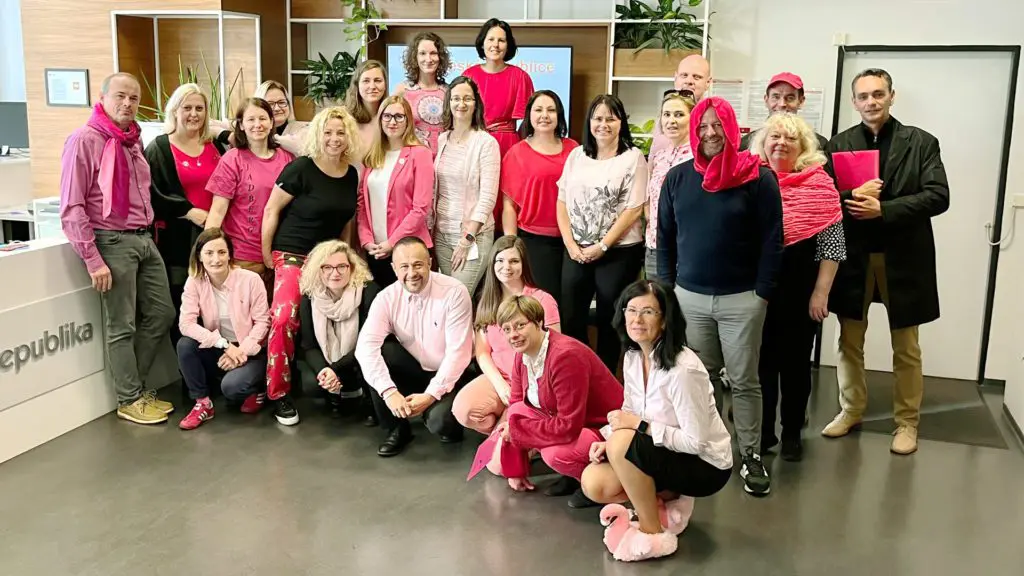 zaměstnanci Up v růžovém oblečení