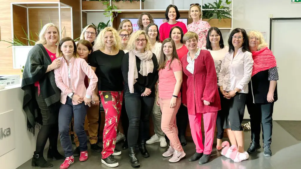 zaměstnanci Up v růžovém oblečení