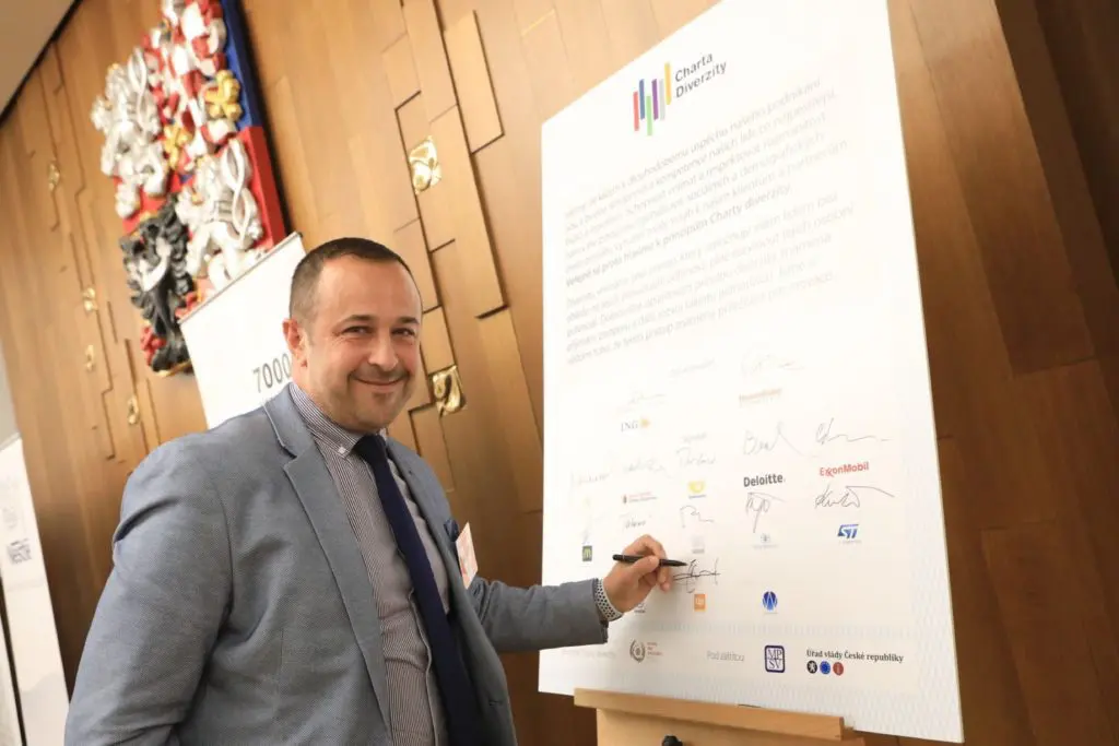 ředitel Up ČR podepisuje Chartu diverzity