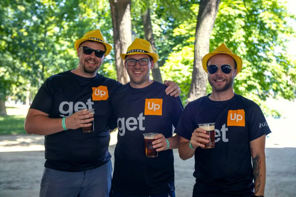 zaměstnanci Up s pivem