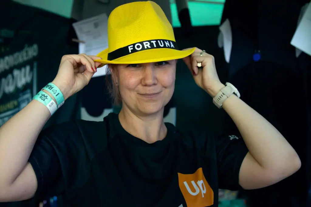 žena ve žlutém klobouku