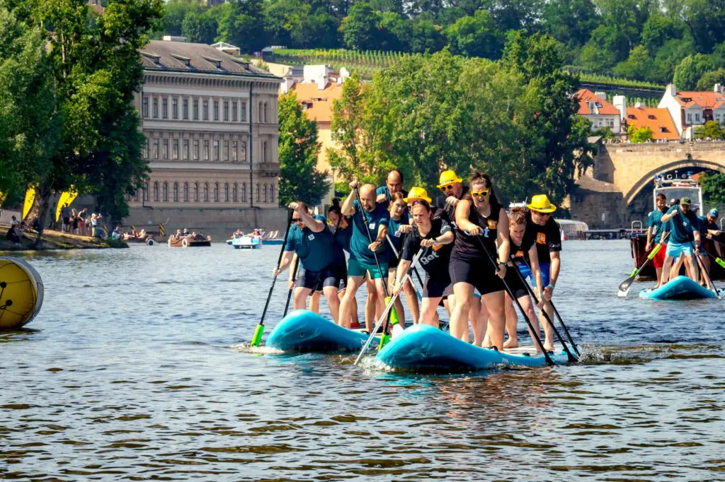 zaměstnanci Up na paddleboardu