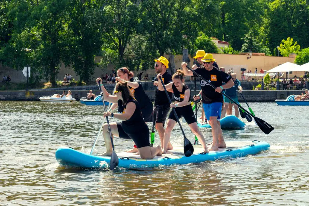 zaměstnanci Up na paddleboardu
