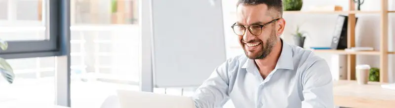 muž se usmívá v kanceláři