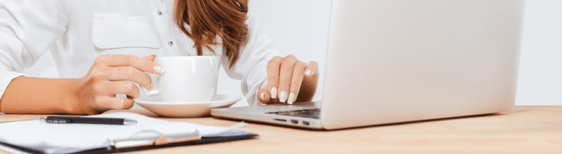 žena s čajem u počítače