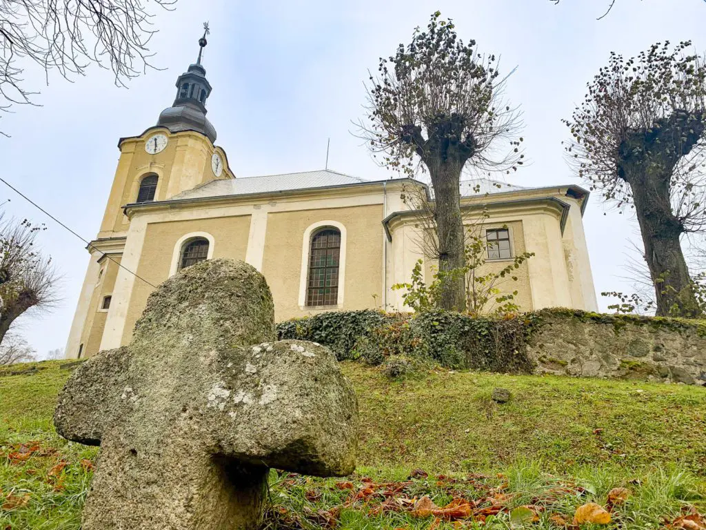 kostel a hřbitov