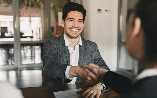 podání rukou v práci