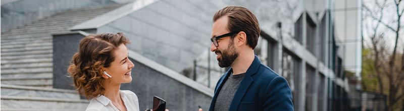 kolegové se baví před kanceláří 