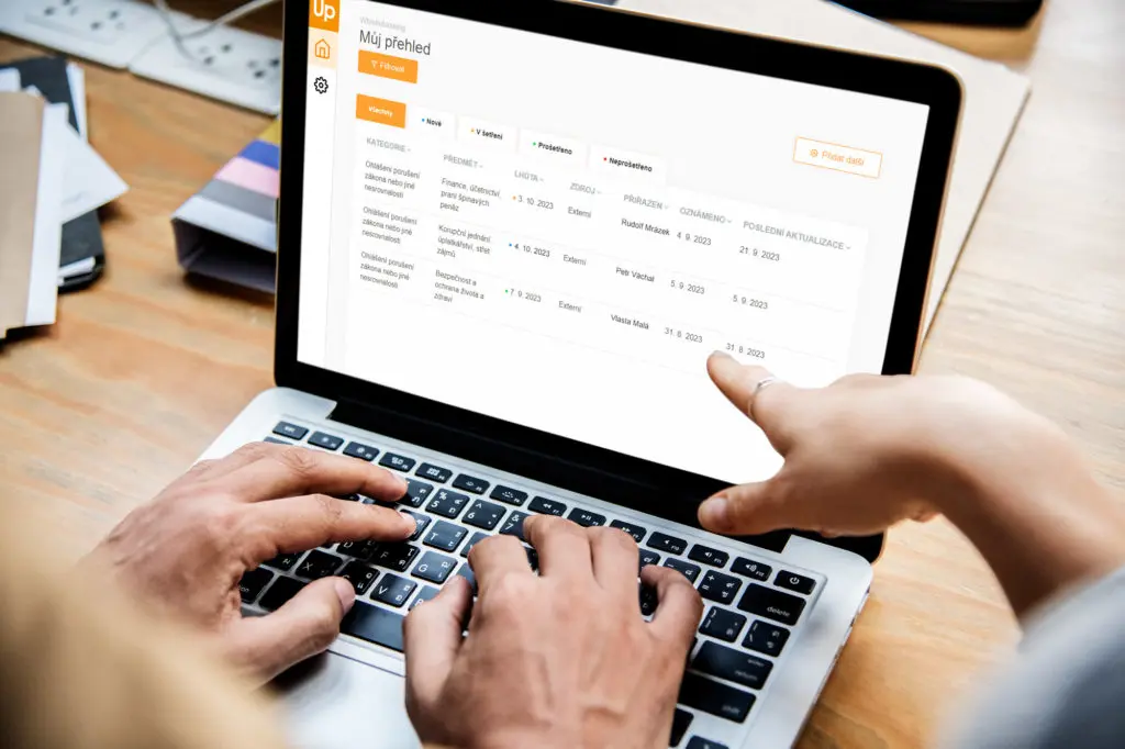 Up Whistleblowing na monitoru PC