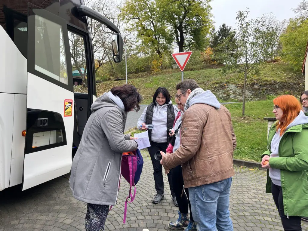 Zaměstnanci Up u autobusu