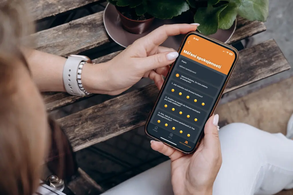 žena vyplňuje měření spokojenosti v mobilu