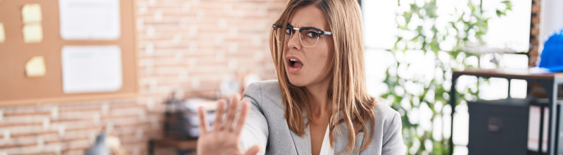 nespokojená zaměstnankyně