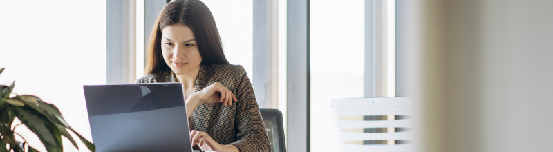 žena za počítačem