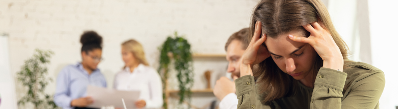 smutná žena v kanceláři