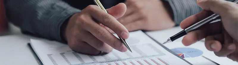 manažeři se dívají na výzkum