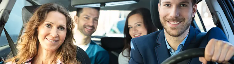 kolegové spolu v autě