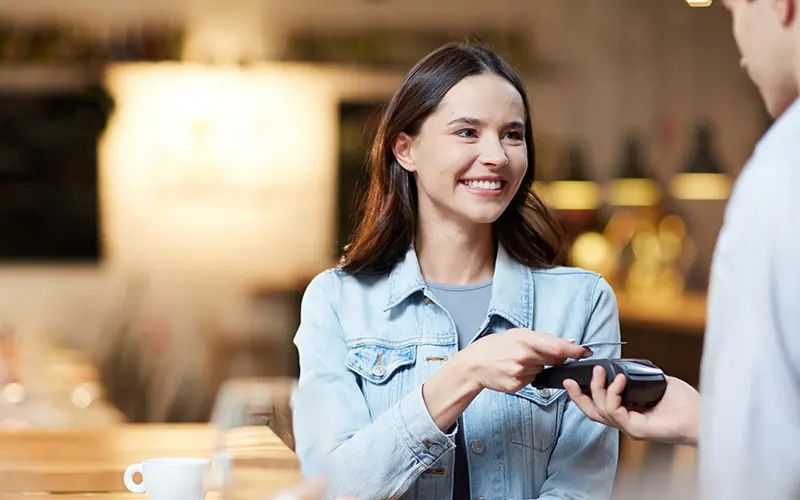 Plast, nebo mobil? Virtuální karta mění způsob, jakým platíme