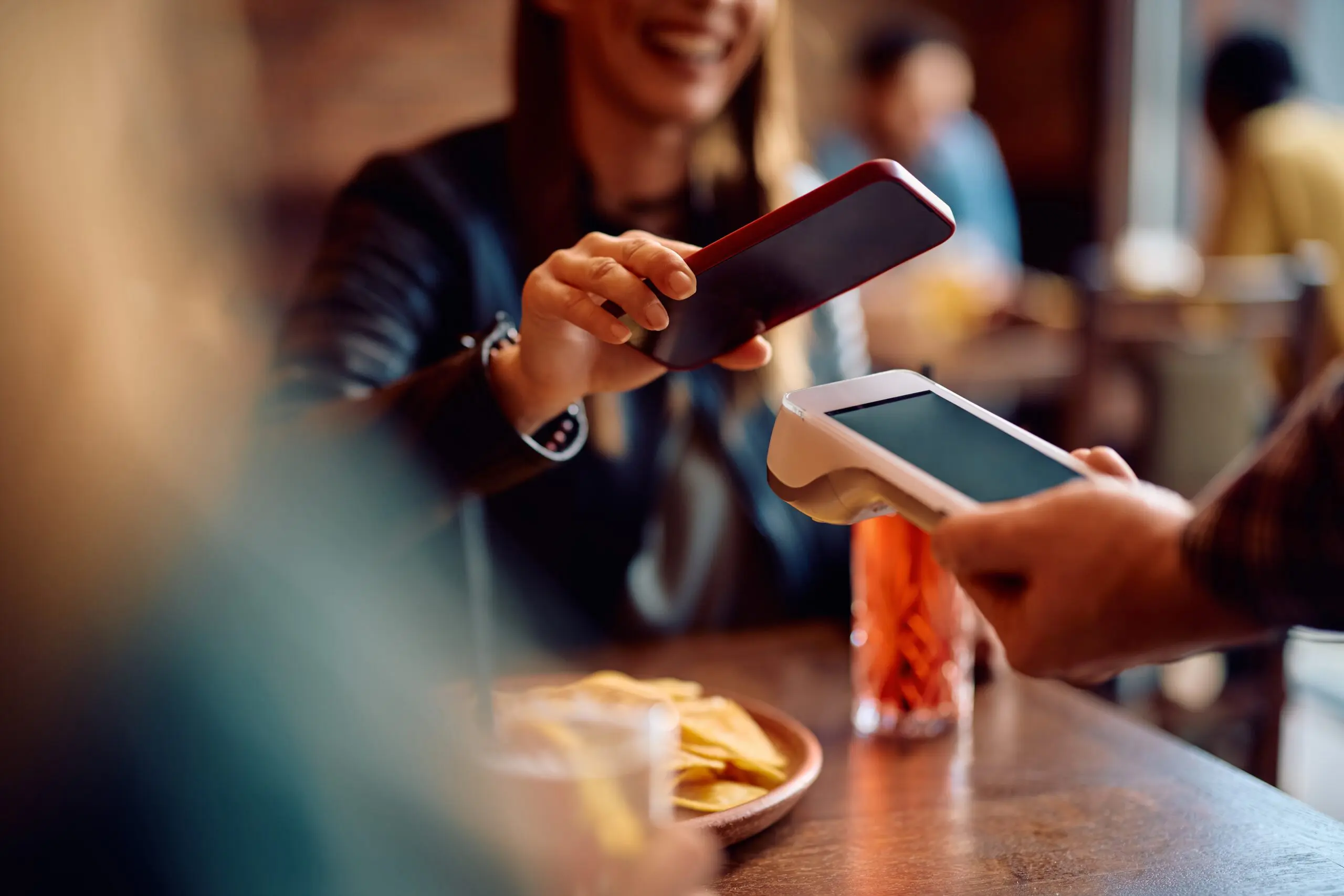 Na festival i k vodě bez peněženky. Češi stále častěji platí mobilem