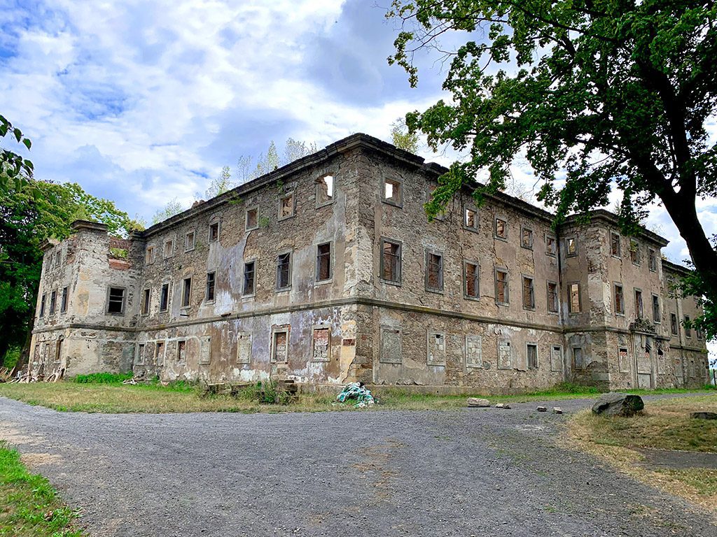 zřízenina