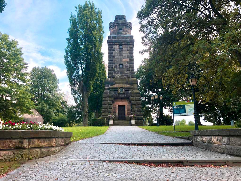 město