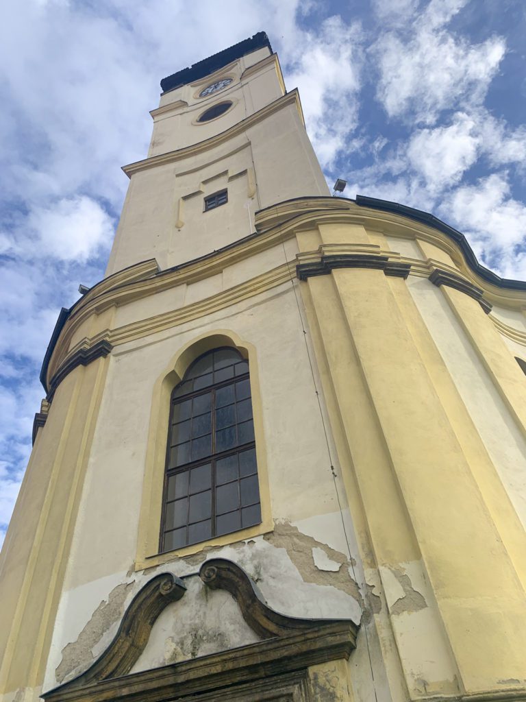žlutý kostel
