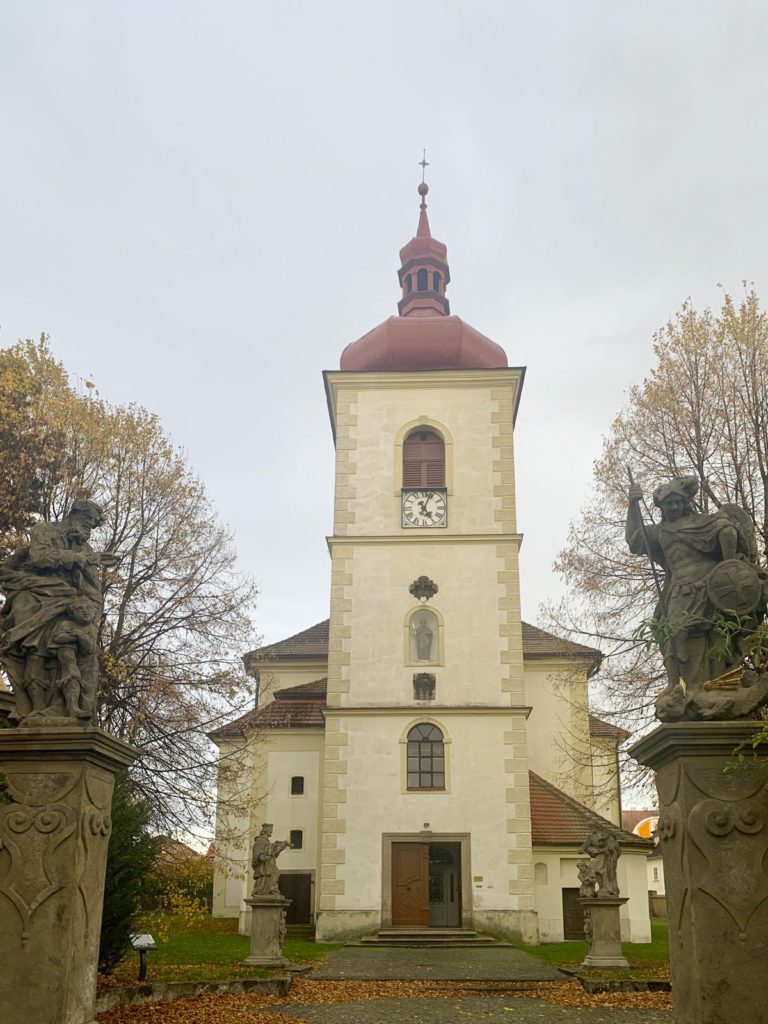 žlutý kostel