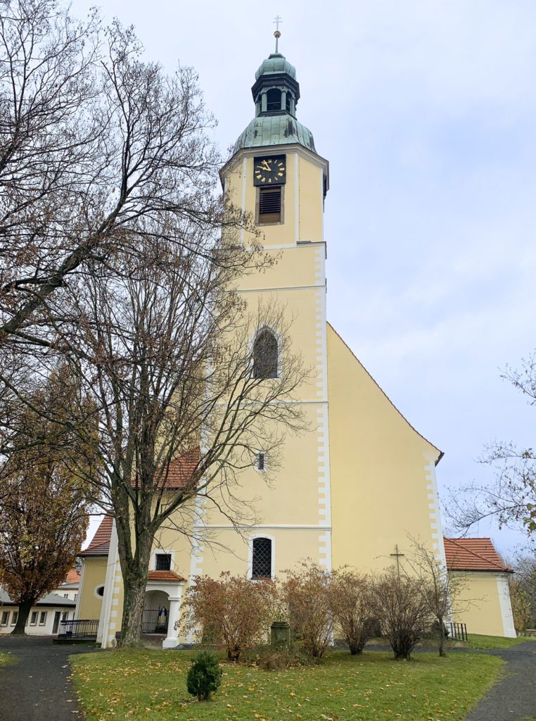 žlutý kostel
