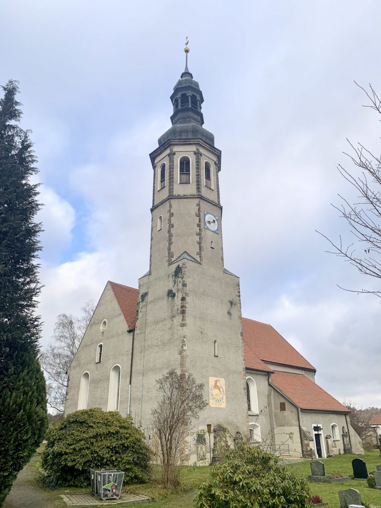 šedý kostel