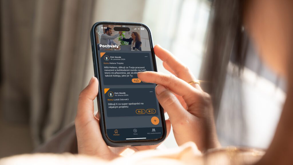 žena přidává pochvalu svému kolegovi s Verso z mobilu